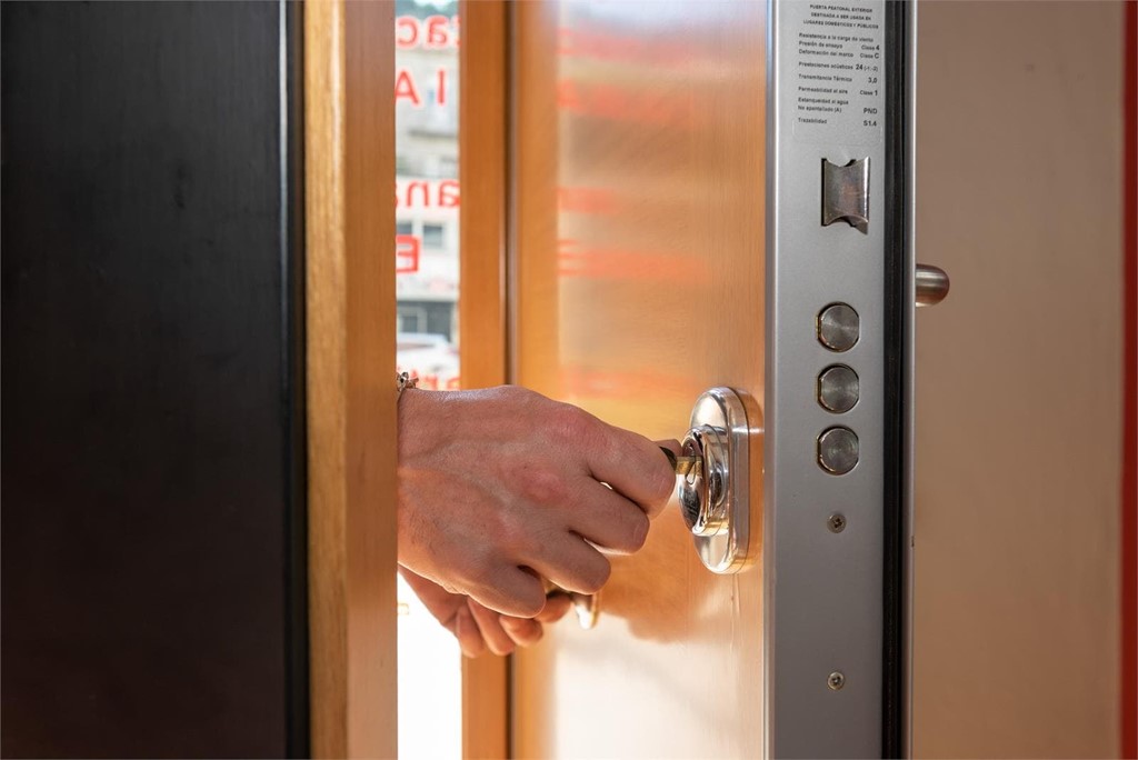 ¿Es la cerradura lo único que se puede reforzar en la puerta principal para potenciar la protección?