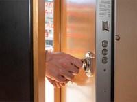 ¿Es la cerradura lo único que se puede reforzar en la puerta principal para potenciar la protección?