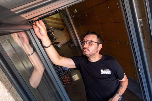Mantenimiento de abrepuertas automáticos en Vigo - Imagen 1