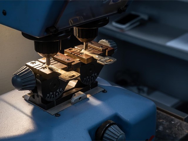 ¿Por qué se puede romper la llave dentro de la cerradura?