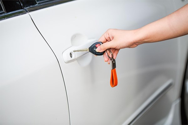 ¿Se pueden llevar las llaves de casa y del coche en el mismo llavero?